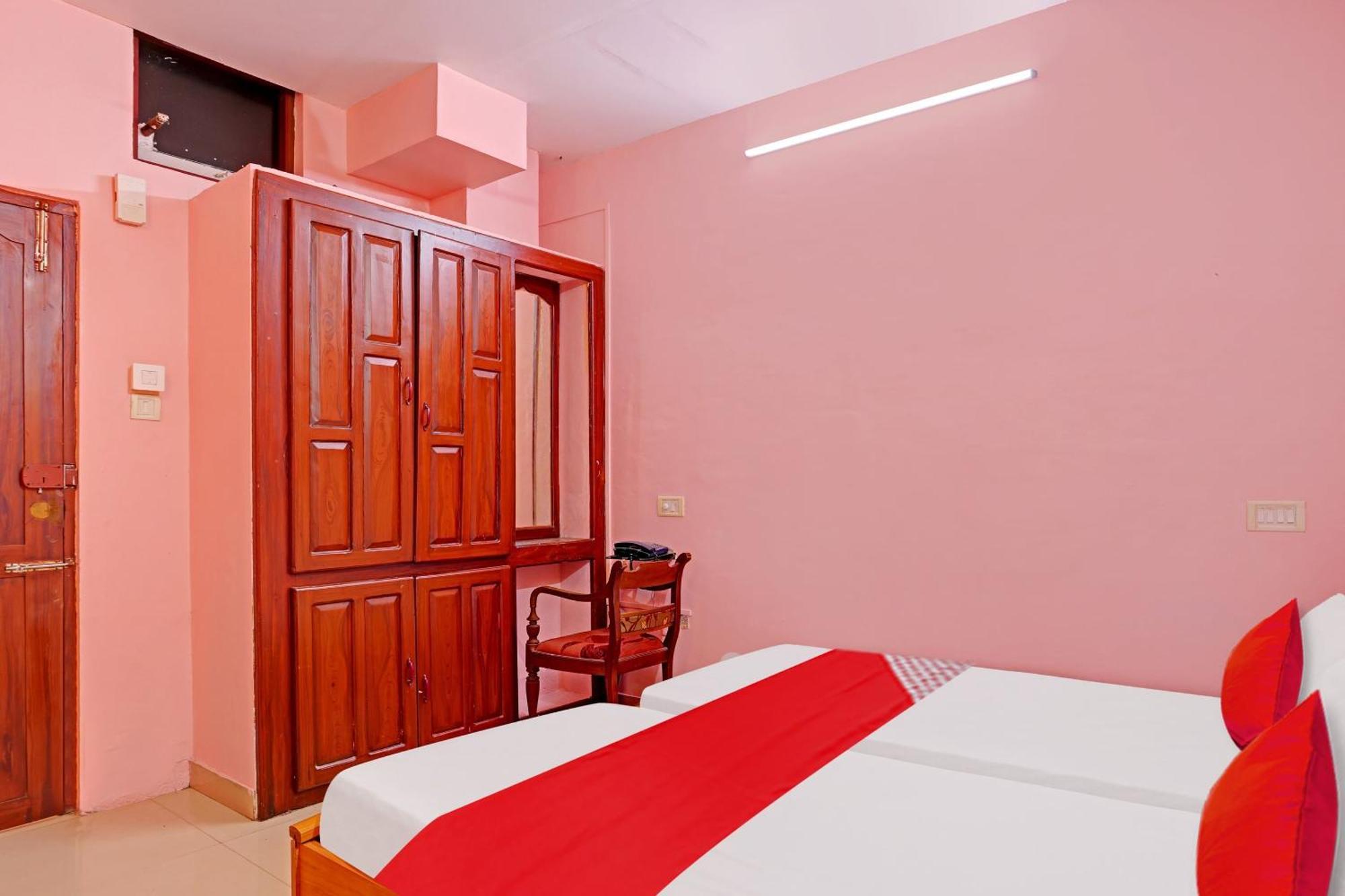 Hotel O Safa Inn Trippapur Exteriör bild